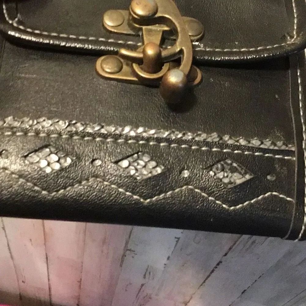 vintage latch lock, Crossbody purse - Picture 3 of 6